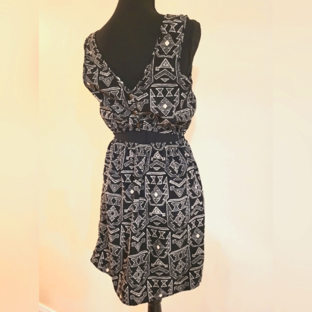 "One Clothing" Black and Cream Mini‎ Dress W/Geometric Print (Size Medium) - Picture 7 of 13